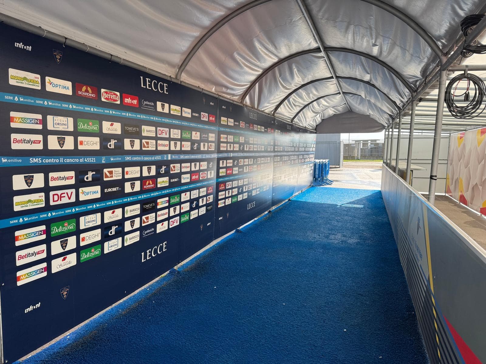 Tunnel ingresso campo US Lecce con stemma e sponsor