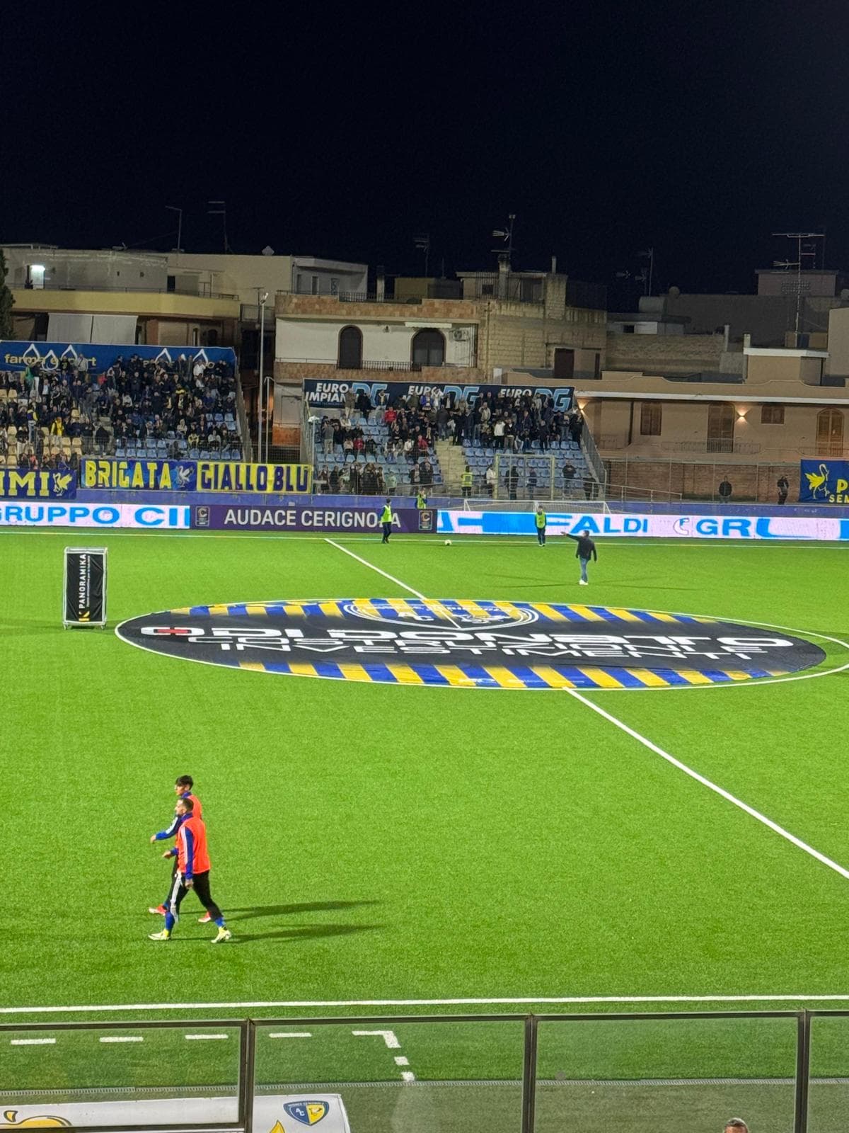 Centrocampo Audace Cerignola notturno con telo mockup