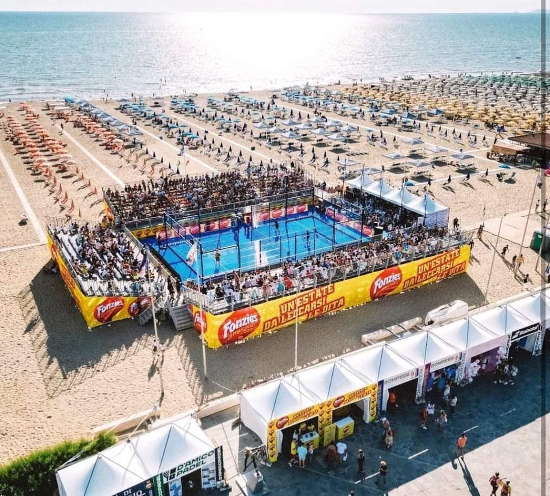 Campo padel Viareggio con folla — vista drone aerea